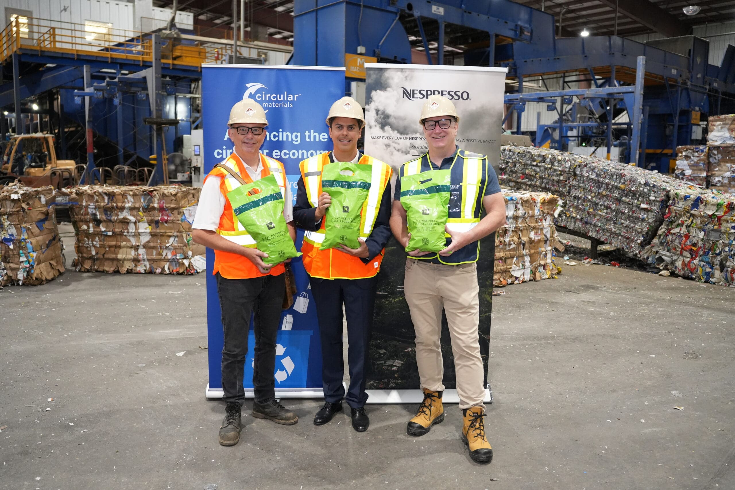 De gauche à droite : Shawn Lewis, maire adjoint de la ville de London ; Carlos Oyanguren, président de Nespresso Canada ; et Allen Langon, chef de la direction de Circular Materials. 